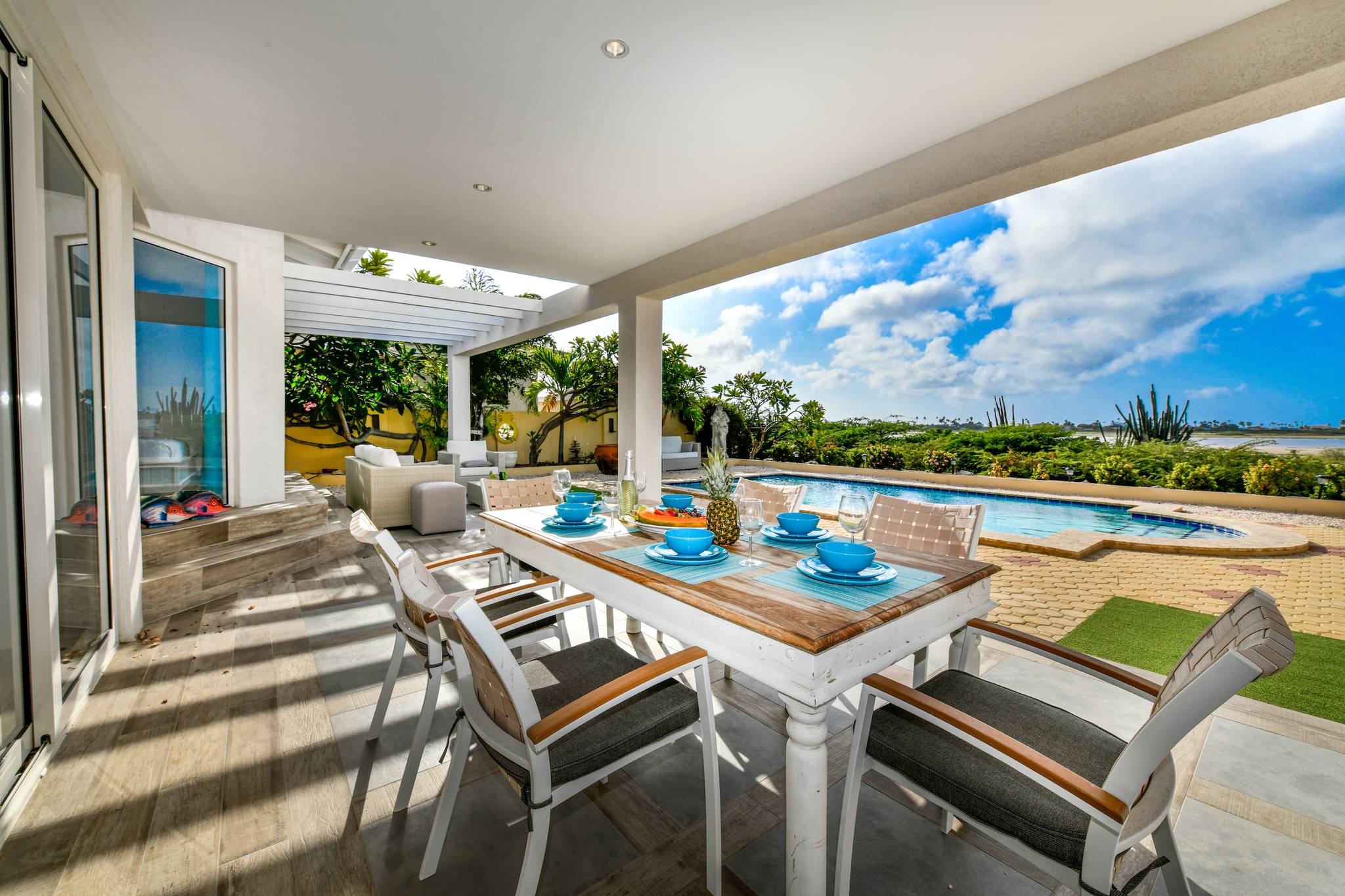 outdoor dining table and chairs