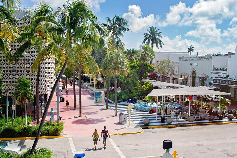 Lincoln Road Mall in Miami - Fashionable outdoor shopping and
